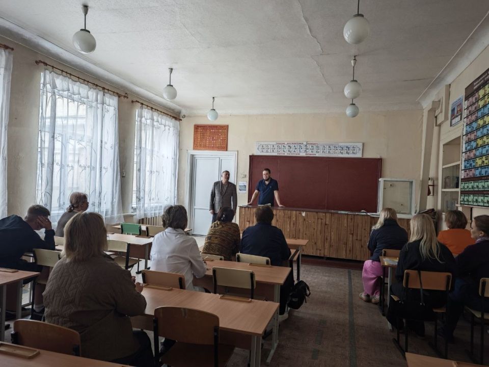 Сегодня, 1 апреля 2026 года, в рамках проектов «Управдом» и "Школа ЖКХ", депутат Донецкого городского Совета ДНР Алексей Ковровский провел встречу с трудовым коллективом ГБОУ "Школа № 85 г. о. Донецк" по адресу: ул. Кирова...