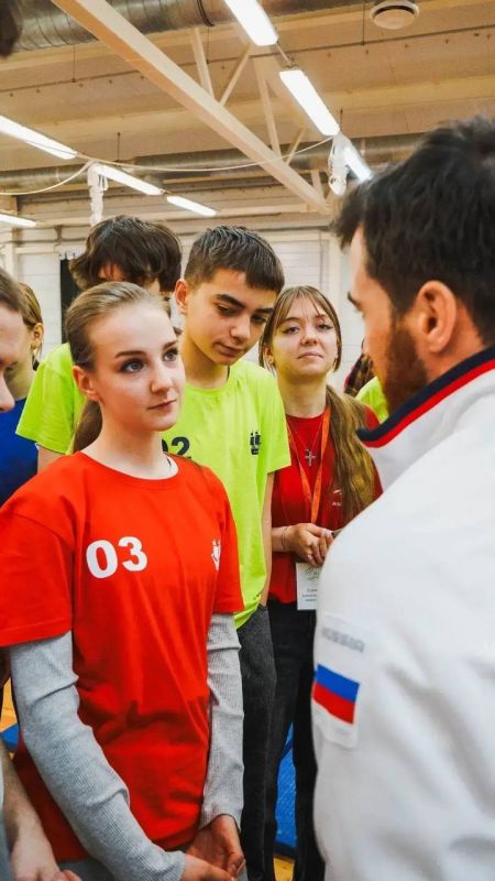 Мариупольские школьники встретились с титулованным спортсменом в Петербурге Мариупольские школьники встретились с титулованным спортсменом в Петербурге
