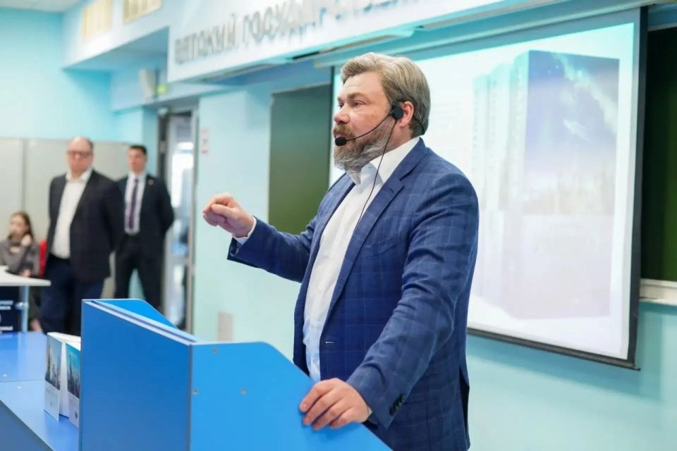 В город вернётся святыня: Общественный деятель и учредитель телеканала Царьград Константин Малофеев находится с визитом в Кировской области В город вернётся святыня: Общественный деятель и учредитель телеканала Царьград Константин Малофеев находится с визитом в Кировской области