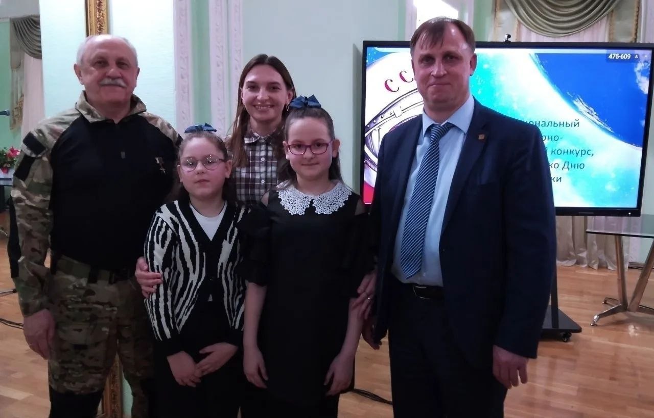 Награда из рук космонавта. Состоялось награждение победителей Межрегионального литературно-художественного конкурса ко Дню космонавтики Награда из рук космонавта. Состоялось награждение победителей Межрегионального литературно-художественного конкурса ко Дню космонавтики