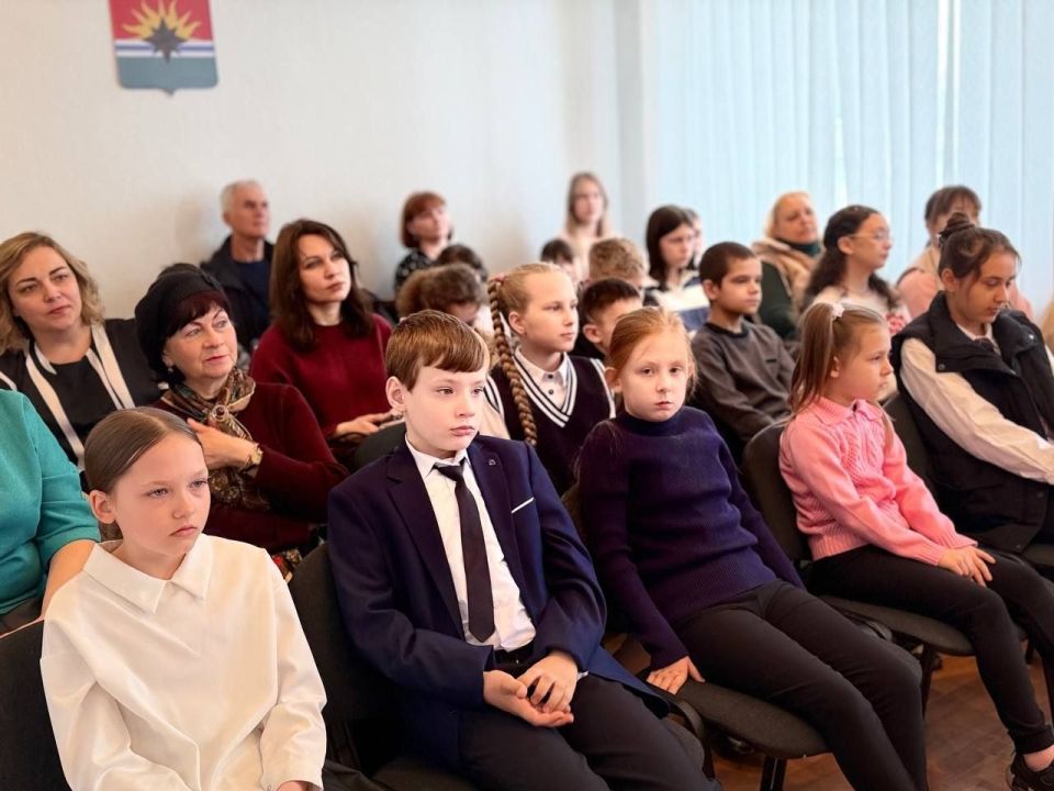 Единство в творчестве. 2026 год объявлен в нашей стране Годом единства народов России, и наши ребята уже вовсю проявляют свои таланты в этой важной теме! Сегодня, 1 апреля, Председатель Торезского городского совета Александр... Единство в творчестве. 2026 год объявлен в нашей стране Годом единства народов России, и наши ребята уже вовсю проявляют свои таланты в этой важной теме! Сегодня, 1 апреля, Председатель Торезского городского совета Александр...