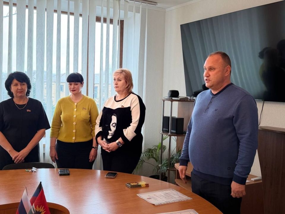 Единство в творчестве. 2026 год объявлен в нашей стране Годом единства народов России, и наши ребята уже вовсю проявляют свои таланты в этой важной теме! Сегодня, 1 апреля, Председатель Торезского городского совета Александр...