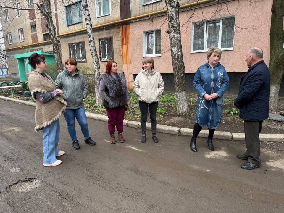 Депутат Макеевского городского совета Александр Рыжков провел встречу с населением на подведомственной территории по адресу: г. Макеевка, м-н Зеленый, 44