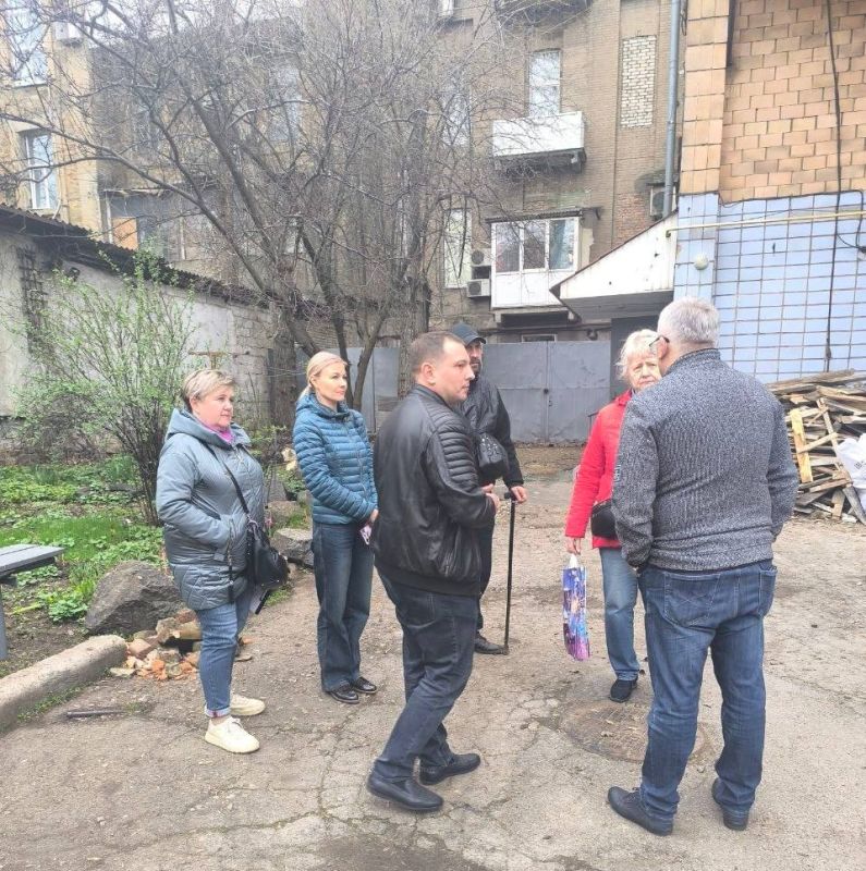Сегодня 1 апреля первый заместитель руководителя Управы Ворошиловского внутригородского района Евтеев Андрей совместно с депутатом Донецкого городского Совета Ткаченко Сергеем провели встречу с населением Сегодня 1 апреля первый заместитель руководителя Управы Ворошиловского внутригородского района Евтеев Андрей совместно с депутатом Донецкого городского Совета Ткаченко Сергеем провели встречу с населением