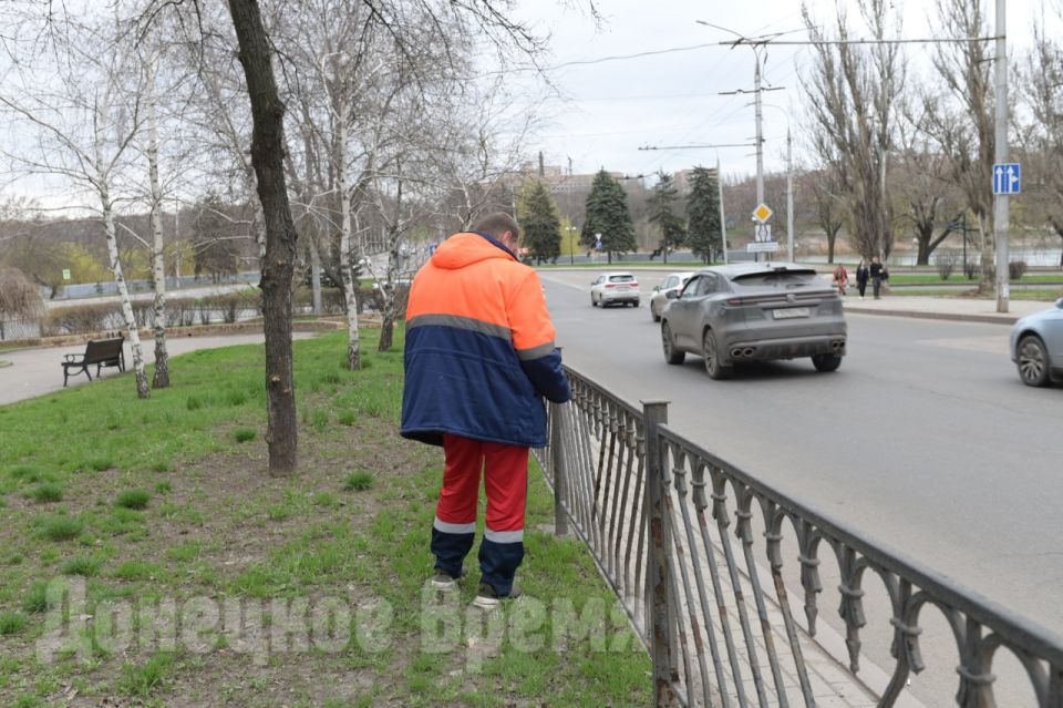 Фоторепортаж: донецкие коммунальщики приводят в порядок бульвар Шевченко
