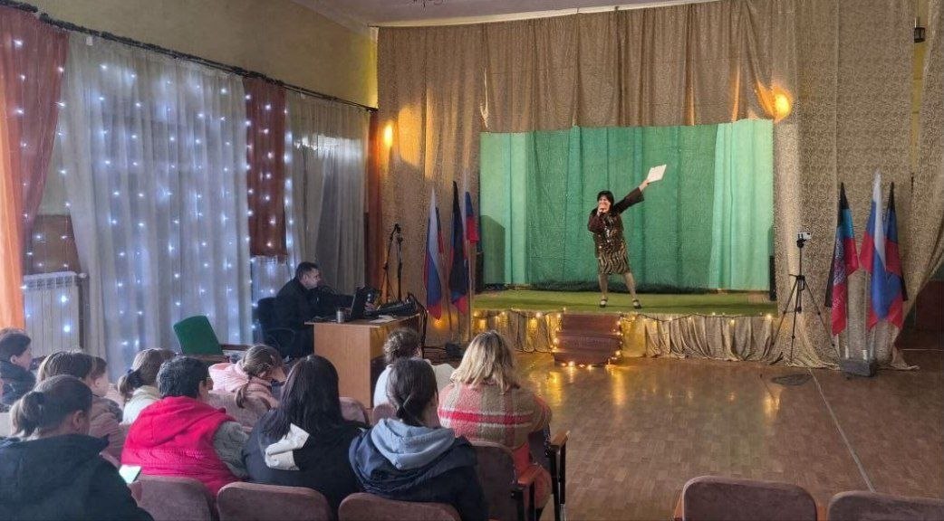 1 апреля в "Светлодарском ДК" п.Новолуганское прошло тематическое развлекательное мероприятие "День театральных миниатюр"