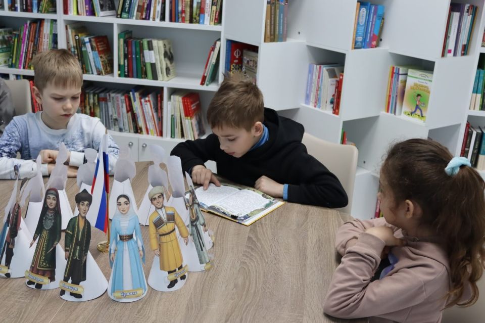 Книжная эстафета «Читаем друг другу, читаем по кругу» Книжная эстафета «Читаем друг другу, читаем по кругу»