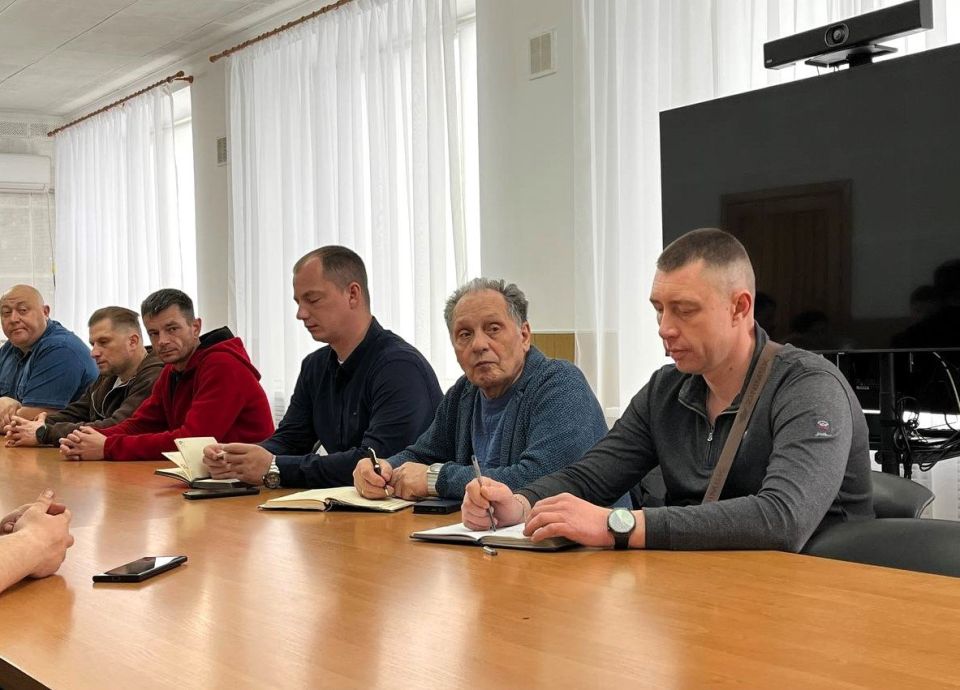 1 апреля, заместитель главы администрации городского округа Дебальцево Евгений Глебов провел рабочее совещание, основной темой которого стало приведение в надлежащий вид памятных мест и общее благоустройство округа 1 апреля, заместитель главы администрации городского округа Дебальцево Евгений Глебов провел рабочее совещание, основной темой которого стало приведение в надлежащий вид памятных мест и общее благоустройство округа