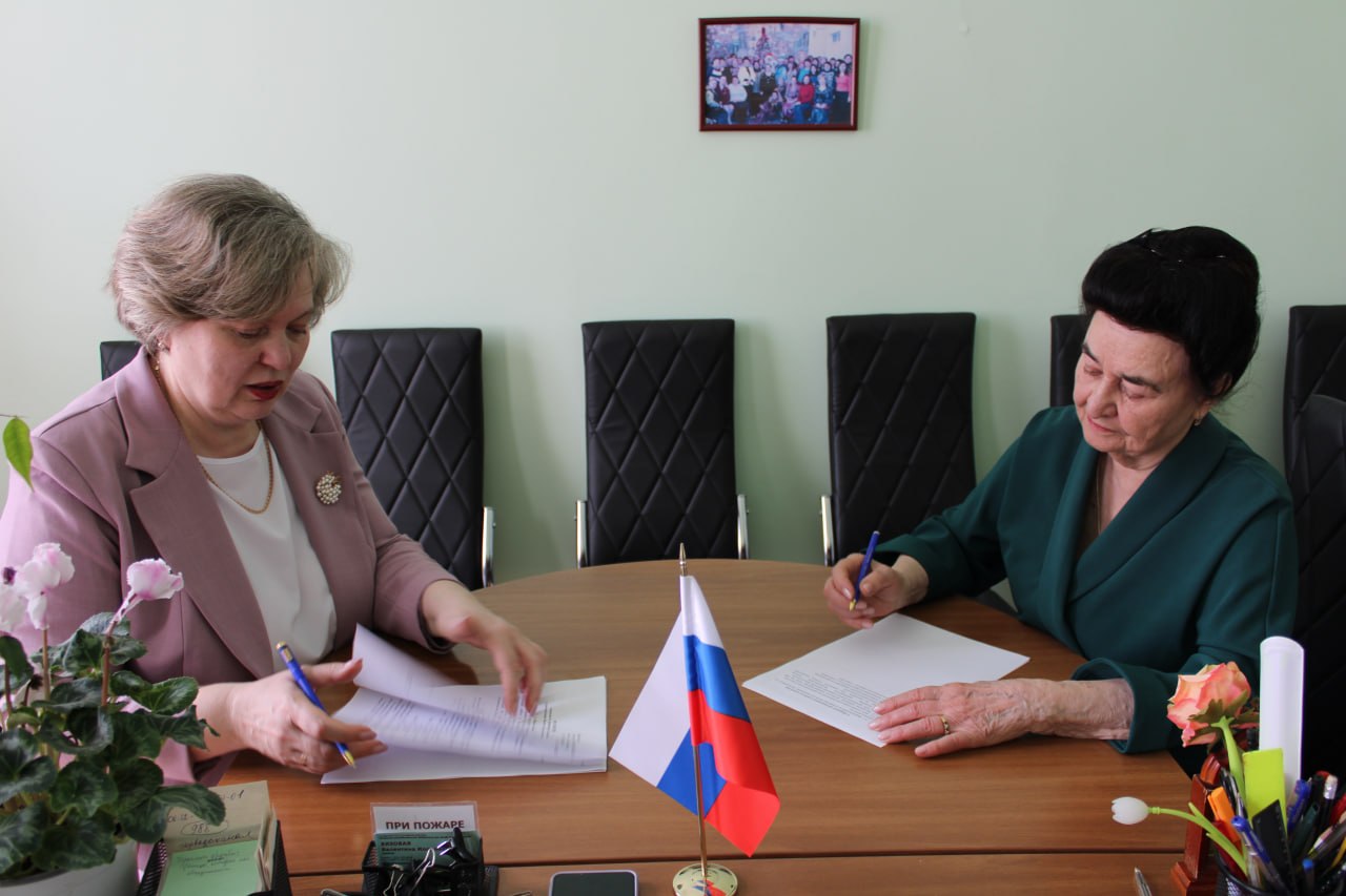 В Донецкой Народной Республике состоялось важное событие для сферы детского просвещения — Светлана Малахай и директор Донецкой республиканской библиотеки для детей имени С.М. Кирова Валентина Вязовая подписали Соглашение о... В Донецкой Народной Республике состоялось важное событие для сферы детского просвещения — Светлана Малахай и директор Донецкой республиканской библиотеки для детей имени С.М. Кирова Валентина Вязовая подписали Соглашение о...