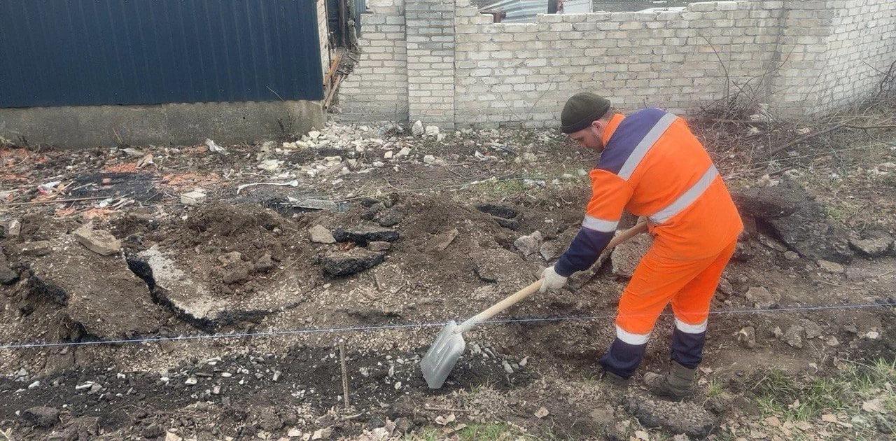 Специалисты Хабаровского края благоустроили придорожную территорию на улице Постышева в Дебальцево Специалисты Хабаровского края благоустроили придорожную территорию на улице Постышева в Дебальцево