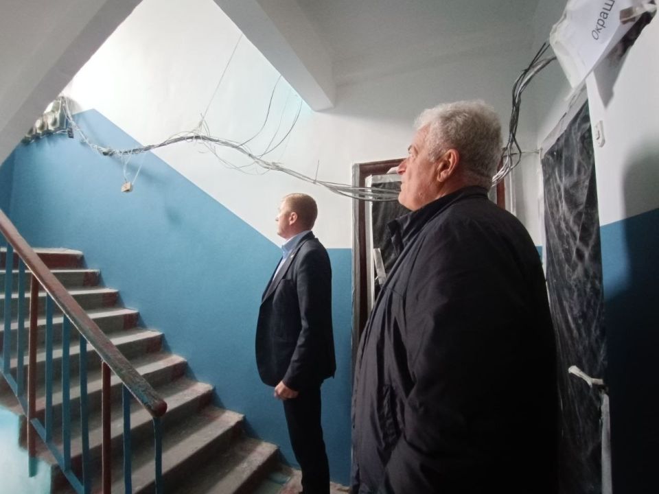 Сергей Юзвинкевич: Проверил ход ремонта многоквартирных домов по ул. Ленина, 17 и 19 в пгт Володарское Сергей Юзвинкевич: Проверил ход ремонта многоквартирных домов по ул. Ленина, 17 и 19 в пгт Володарское