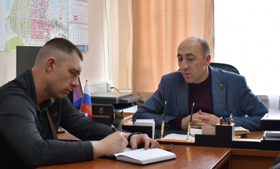 Заместитель главы администрации городского округа Дебальцево Евгений Юрьевич Глебов провел рабочее совещание, посвященное подготовке кладбищ округа к предстоящему празднованию Светлого Христова Воскресения Заместитель главы администрации городского округа Дебальцево Евгений Юрьевич Глебов провел рабочее совещание, посвященное подготовке кладбищ округа к предстоящему празднованию Светлого Христова Воскресения