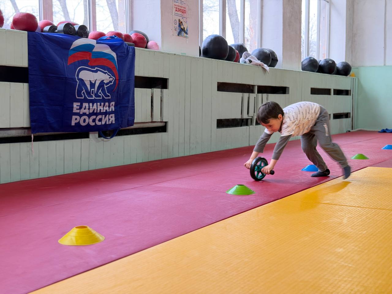 В спортивной школе нашего округа царила особая атмосфера — здесь состоялось открытое занятие в рамках партийного проекта Единой России «Выбор сильных» В спортивной школе нашего округа царила особая атмосфера — здесь состоялось открытое занятие в рамках партийного проекта Единой России «Выбор сильных»