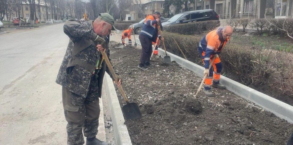 Сергей Желновач: Хабаровский край благоустраивает пешеходные дорожки на улице Ленина в Дебальцево