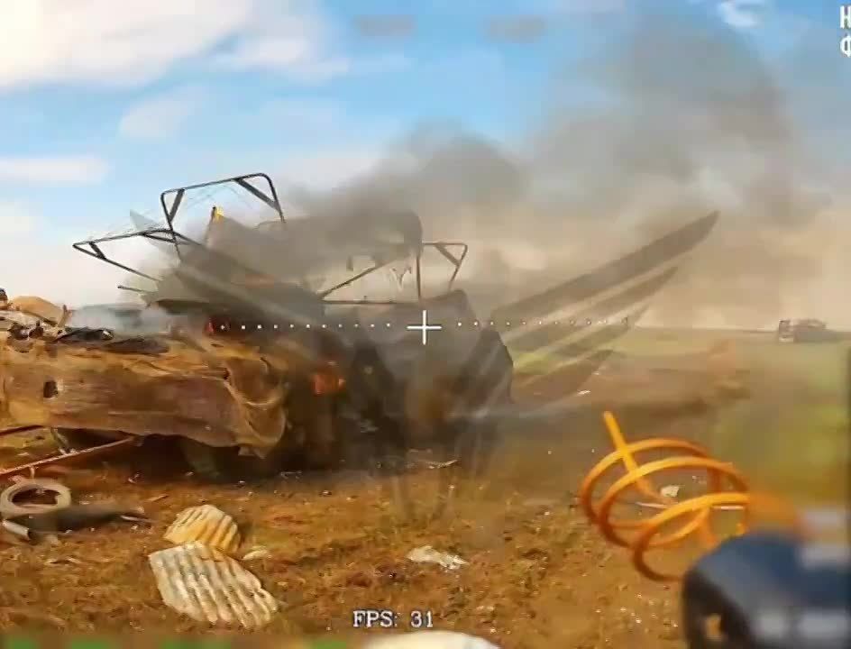 Широко обсуждается видео с разгромленной российскими дроноводами "Рубикона" механизированной колонной ВСУ, пытавшейся заскочить в Гришино за Покровском