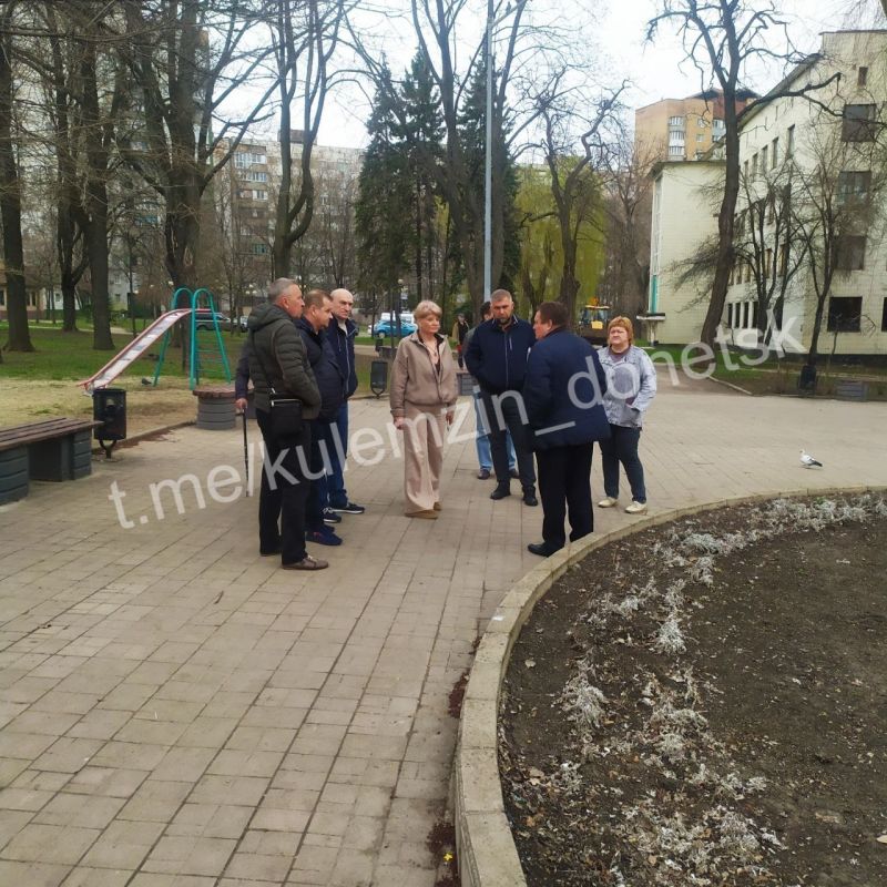 Алексей Кулемзин: Сегодня стартовали работы по благоустройству сквера у администрации Киевского района Донецка Алексей Кулемзин: Сегодня стартовали работы по благоустройству сквера у администрации Киевского района Донецка