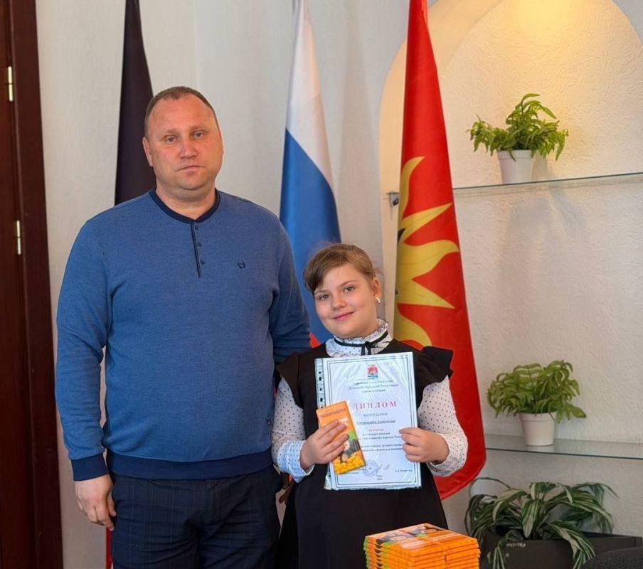 Единство в творчестве. 2026 год объявлен в нашей стране Годом единства народов России, и наши ребята уже вовсю проявляют свои таланты в этой важной теме! Сегодня, 1 апреля, Председатель Торезского городского совета Александр... Единство в творчестве. 2026 год объявлен в нашей стране Годом единства народов России, и наши ребята уже вовсю проявляют свои таланты в этой важной теме! Сегодня, 1 апреля, Председатель Торезского городского совета Александр...
