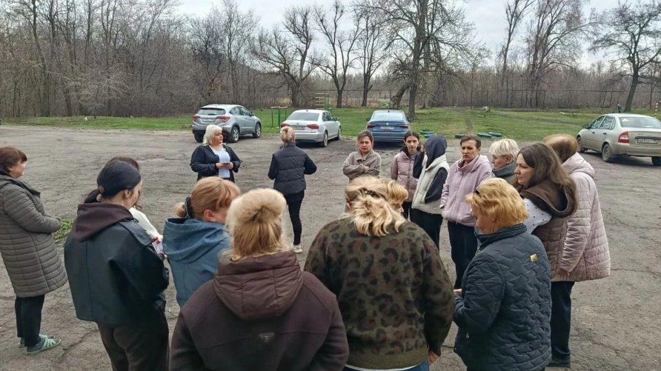 1 апреля в Советском внутригородском районе депутат Макеевского городского совета первого созыва Оксана Бевцык провела встречу с жителями в близи Основной школы № 17 г.о. Макеевка 1 апреля в Советском внутригородском районе депутат Макеевского городского совета первого созыва Оксана Бевцык провела встречу с жителями в близи Основной школы № 17 г.о. Макеевка