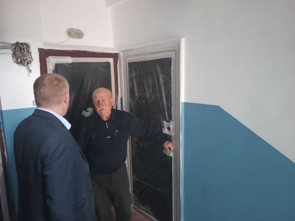 Сергей Юзвинкевич: Проверил ход ремонта многоквартирных домов по ул. Ленина, 17 и 19 в пгт Володарское Сергей Юзвинкевич: Проверил ход ремонта многоквартирных домов по ул. Ленина, 17 и 19 в пгт Володарское