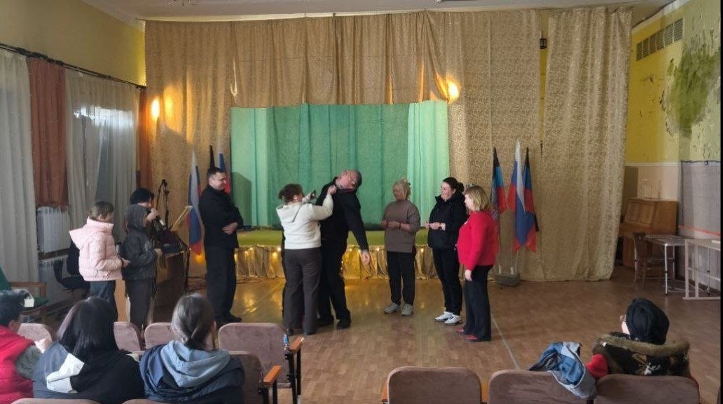 1 апреля в "Светлодарском ДК" п.Новолуганское прошло тематическое развлекательное мероприятие "День театральных миниатюр" 1 апреля в "Светлодарском ДК" п.Новолуганское прошло тематическое развлекательное мероприятие "День театральных миниатюр"