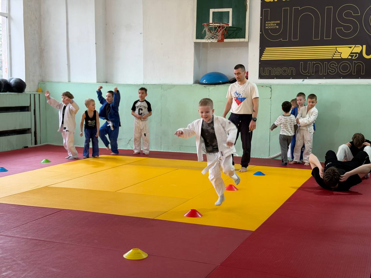 В спортивной школе нашего округа царила особая атмосфера — здесь состоялось открытое занятие в рамках партийного проекта Единой России «Выбор сильных» В спортивной школе нашего округа царила особая атмосфера — здесь состоялось открытое занятие в рамках партийного проекта Единой России «Выбор сильных»