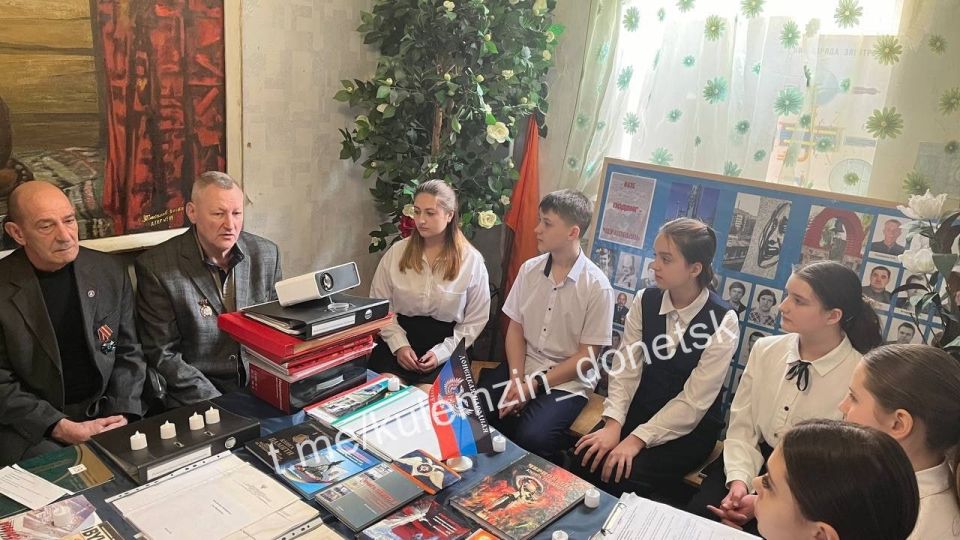 Сегодня на базе музея "Памяти подвига ликвидаторов аварии на Чернобыльской АЭС" школы № 11 прошёл круглый стол "ЧЕРНОБЫЛЬ: БЫЛЬ И БОЛЬ" Сегодня на базе музея "Памяти подвига ликвидаторов аварии на Чернобыльской АЭС" школы № 11 прошёл круглый стол "ЧЕРНОБЫЛЬ: БЫЛЬ И БОЛЬ"