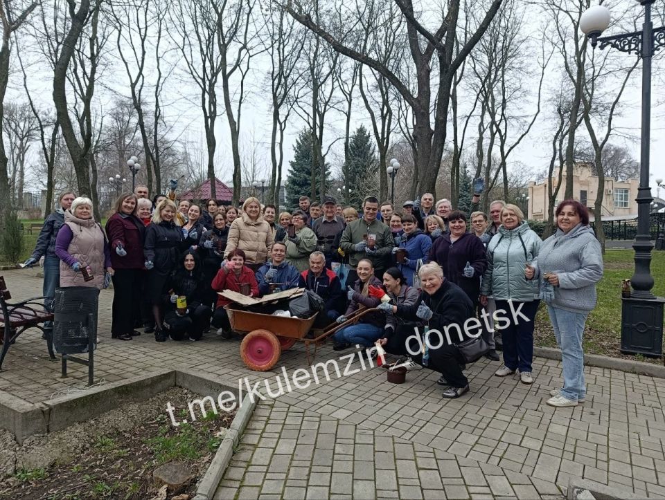 Сегодня в еженедельной экологической акции «Чистый четверг» приняли участие заместитель главы администрации г.о. Донецк Наталья Куц и сотрудники учреждений культуры города