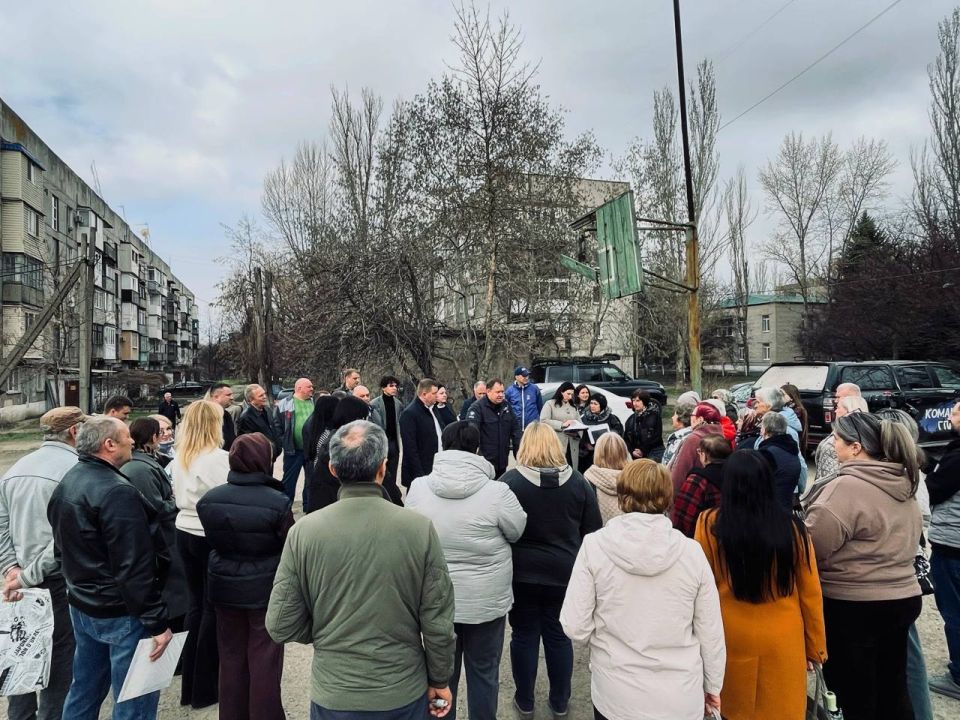 Анна Кондрыкинская: Приехали с коллегами на сход граждан на ул. Коммунистическая в Енакиево Анна Кондрыкинская: Приехали с коллегами на сход граждан на ул. Коммунистическая в Енакиево