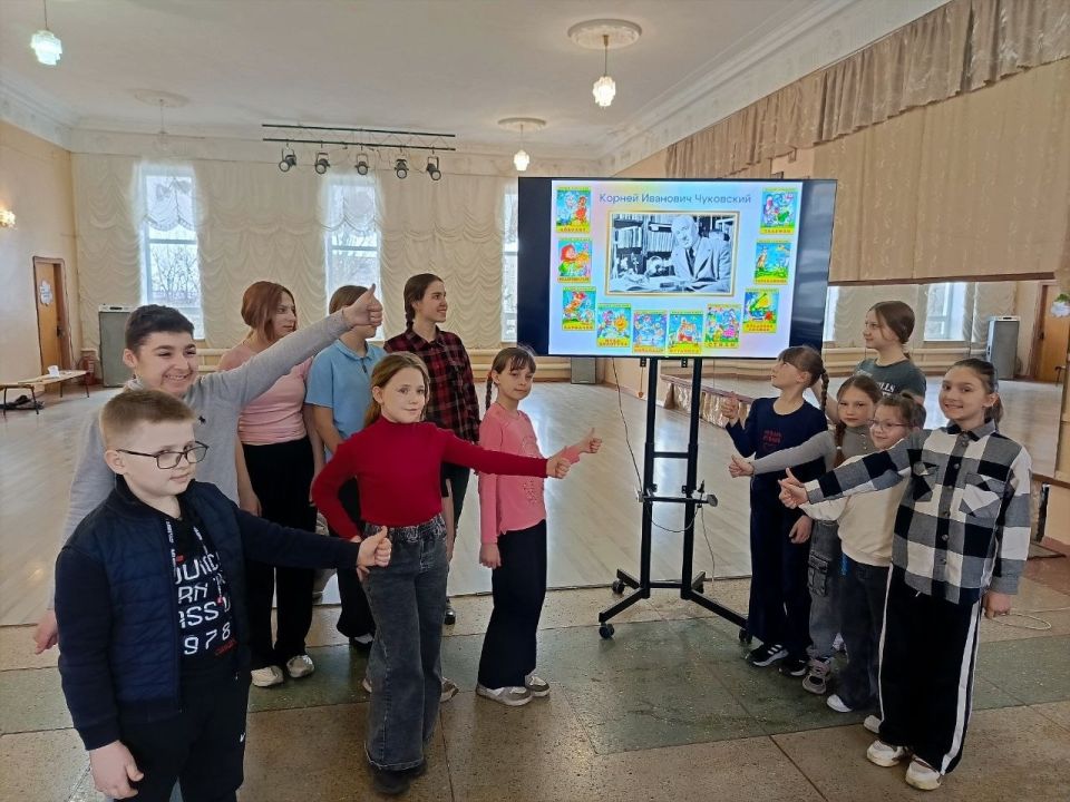 В Снежном учреждения культуры провели тематические мероприятия ко Дню смеха и Международному дню птиц