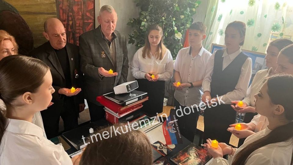 Сегодня на базе музея "Памяти подвига ликвидаторов аварии на Чернобыльской АЭС" школы № 11 прошёл круглый стол "ЧЕРНОБЫЛЬ: БЫЛЬ И БОЛЬ" Сегодня на базе музея "Памяти подвига ликвидаторов аварии на Чернобыльской АЭС" школы № 11 прошёл круглый стол "ЧЕРНОБЫЛЬ: БЫЛЬ И БОЛЬ"