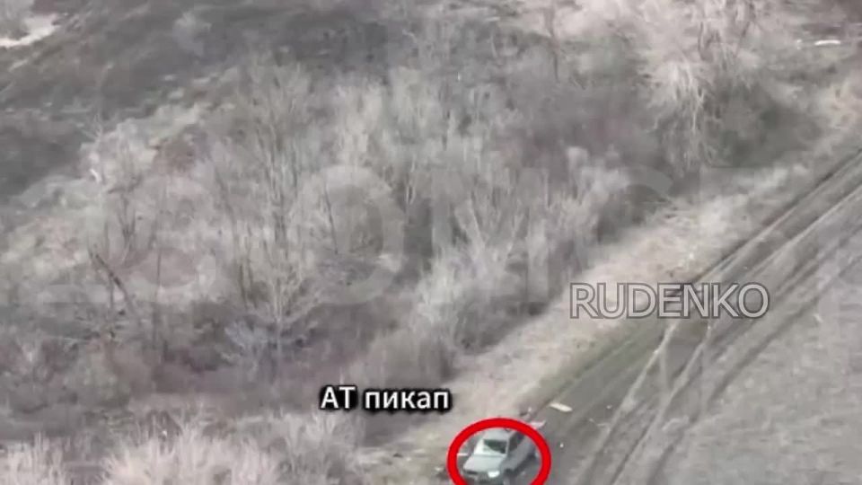 Андрей Руденко: Операторы беспилотных систем и расчёты артиллерии «Южной» группировки войск с помощью разведывательных БПЛА выявили и уничтожили пикап с живой силой противника на Северском направлении