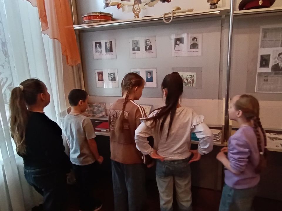 Ребята Ждановки посетили школьный музей «Хранитель времени» Ребята Ждановки посетили школьный музей «Хранитель времени»