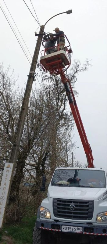 На левобережье Мариуполя специалисты демонтировали повреждённые электроопоры На левобережье Мариуполя специалисты демонтировали повреждённые электроопоры