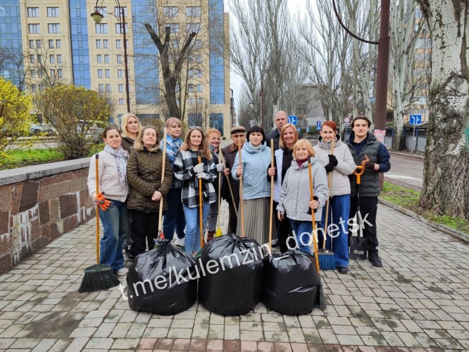 Сотрудники управления по физической культуре и спорту, а также учреждения спорта, культуры и образования присоединились к еженедельной акции «Чистый четверг»