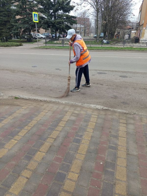 Александр Пеняев: С заботой об округе. Сегодня работники Ясиноватского жилищно-эксплуатационного комбината продолжали благоустраивать Ясиноватую Александр Пеняев: С заботой об округе. Сегодня работники Ясиноватского жилищно-эксплуатационного комбината продолжали благоустраивать Ясиноватую