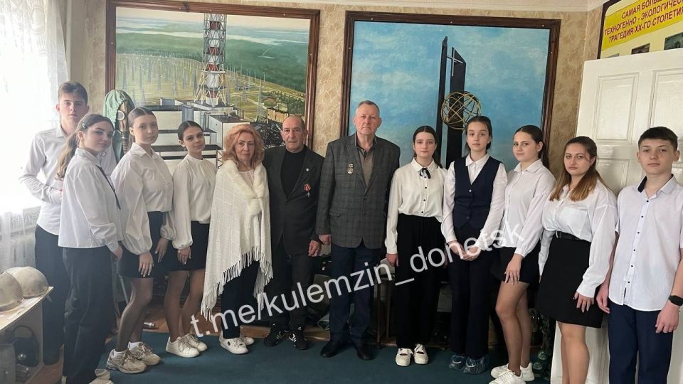 Сегодня на базе музея "Памяти подвига ликвидаторов аварии на Чернобыльской АЭС" школы № 11 прошёл круглый стол "ЧЕРНОБЫЛЬ: БЫЛЬ И БОЛЬ" Сегодня на базе музея "Памяти подвига ликвидаторов аварии на Чернобыльской АЭС" школы № 11 прошёл круглый стол "ЧЕРНОБЫЛЬ: БЫЛЬ И БОЛЬ"