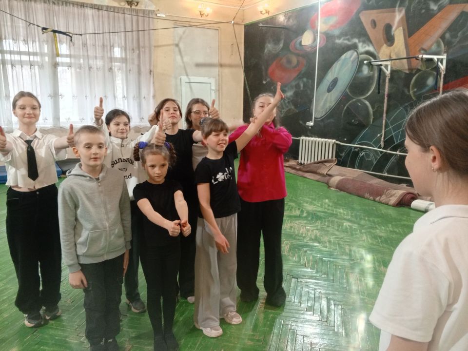 1 апреля во Дворце культуры им. Воровского с громким хохотом и искрящимися глазами, началась наша игровая программа "Улыбка и смех у нас лучше всех", посвященная Всемирному Дню смеха! Мероприятие состоялось с целью... 1 апреля во Дворце культуры им. Воровского с громким хохотом и искрящимися глазами, началась наша игровая программа "Улыбка и смех у нас лучше всех", посвященная Всемирному Дню смеха! Мероприятие состоялось с целью...