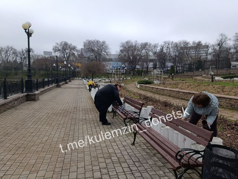Сегодня в еженедельной экологической акции «Чистый четверг» приняли участие заместитель главы администрации г.о. Донецк Наталья Куц и сотрудники учреждений культуры города Сегодня в еженедельной экологической акции «Чистый четверг» приняли участие заместитель главы администрации г.о. Донецк Наталья Куц и сотрудники учреждений культуры города