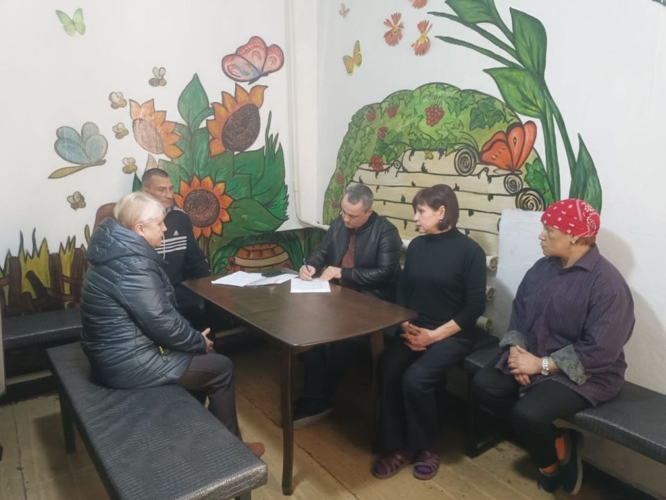 Сегодня, 1 апреля, в рамках работы проекта "Управдом", депутат Торезского городского совета Донецкой Народной Республики Игорь Шинкарев провел встречу с населением по ул. Пятницкого