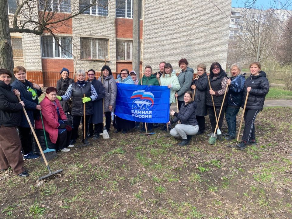 Сегодня, 2 апреля 2026 года, в рамках проекта «Городская среда» и "Донбасс Наш Дом", реализуемых Единой Россией , жители Кировского района приняли участие в традиционной экологической акции «Чистый четверг»