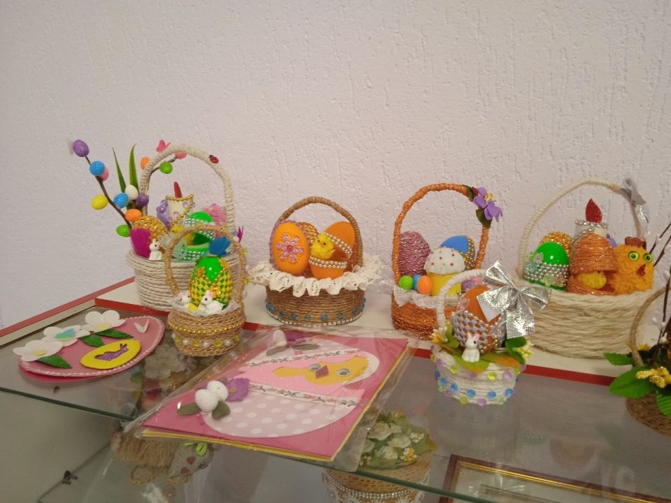 Сегодня в Чермалыкском сельском доме культуры в преддверии Великого праздника Пасхи - открылась выставка работ участников кружка "Волшебники" "Пасха красная"