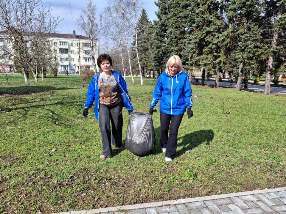 Солнечная погода способствовала проведению субботника в нашем родном округе! Солнечная погода способствовала проведению субботника в нашем родном округе!