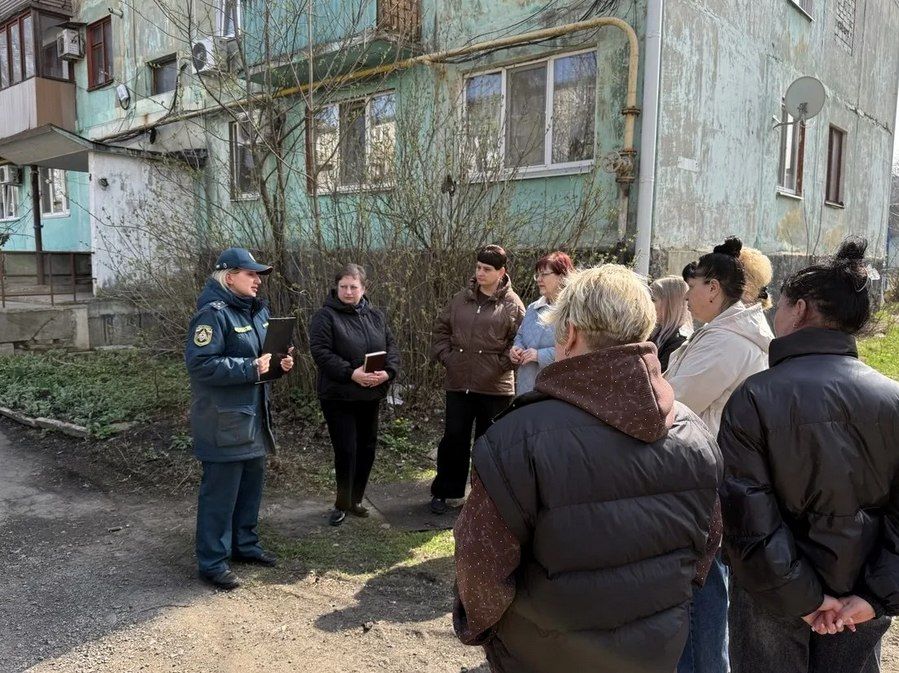 2 апреля заместитель руководителя Управы Советского района Надежда Прокапович провела встречу с населением вблизи дома № 6 2 микрорайона