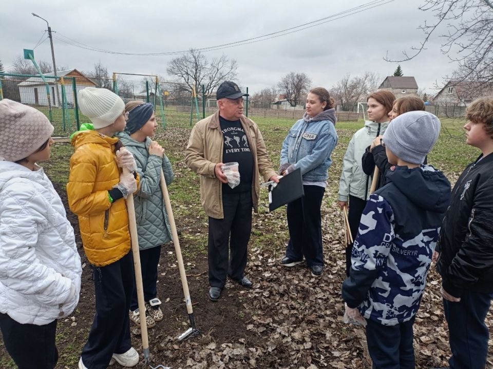 В ГБОУ "Школа №4 Ясиноватского МО" в рамках партийного проекта Единой России "Российское село" был проведен агроурок, включающий в себя изучение теоретического материала о технологии возделывания ячменя: сроки посева...