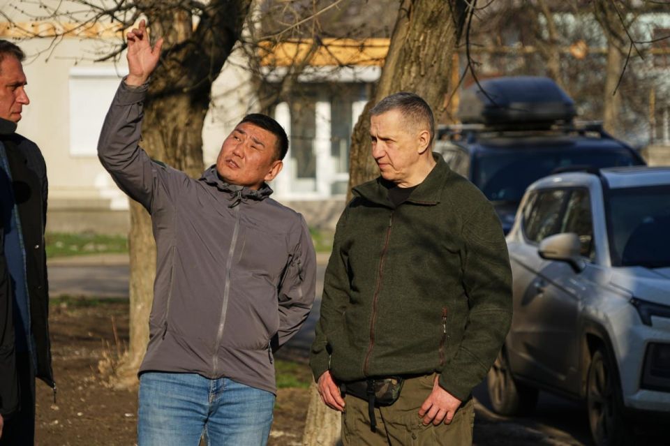 Юрий Трутнев осмотрел объекты, которые восстанавливает Якутия в Докучаевске Юрий Трутнев осмотрел объекты, которые восстанавливает Якутия в Докучаевске
