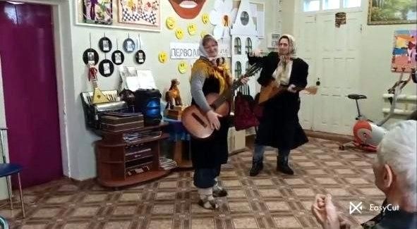 В городе Комсомольское прошла развлекательная программа «Первоапрельский кураж», посвященная Дню смеха В городе Комсомольское прошла развлекательная программа «Первоапрельский кураж», посвященная Дню смеха