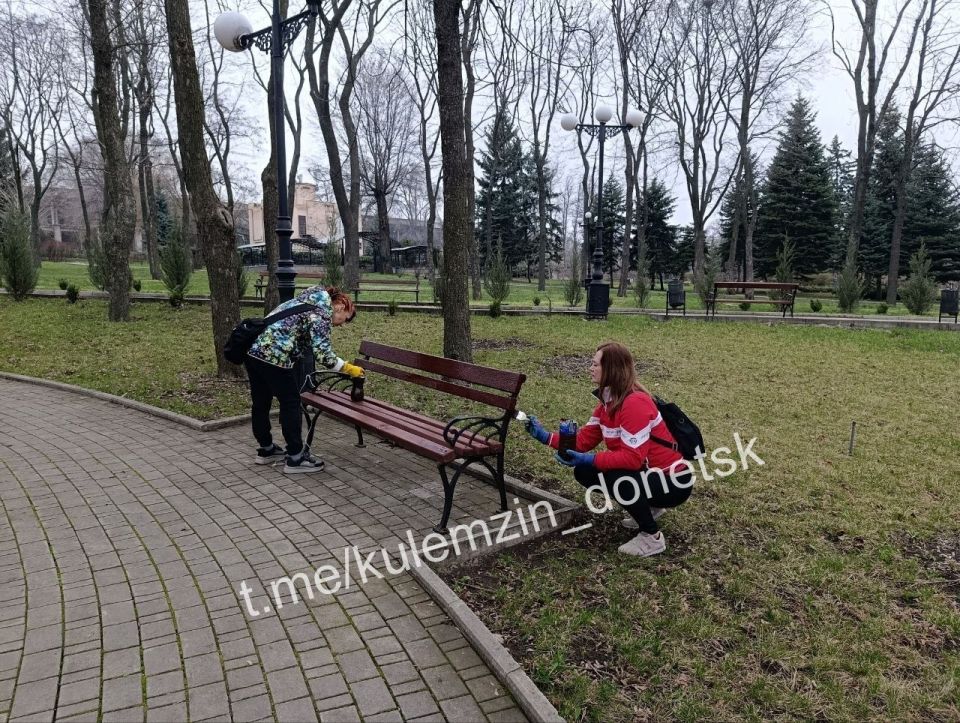 Сегодня в еженедельной экологической акции «Чистый четверг» приняли участие заместитель главы администрации г.о. Донецк Наталья Куц и сотрудники учреждений культуры города Сегодня в еженедельной экологической акции «Чистый четверг» приняли участие заместитель главы администрации г.о. Донецк Наталья Куц и сотрудники учреждений культуры города