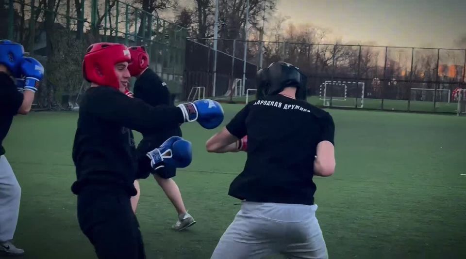 Народная дружина совместила футбол и бокс в одном матче