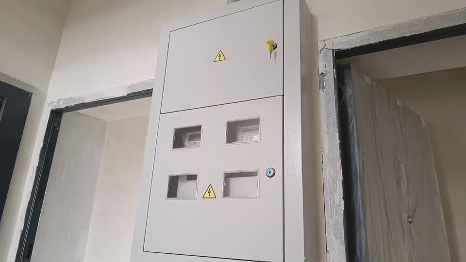 От руин - к новому дому. После боевых действий 2022 года дом на улице Азовстальской в Мариуполе был разрушен почти на 80% и по результатам технического обследования был признан непригодным для ремонта и восстановления