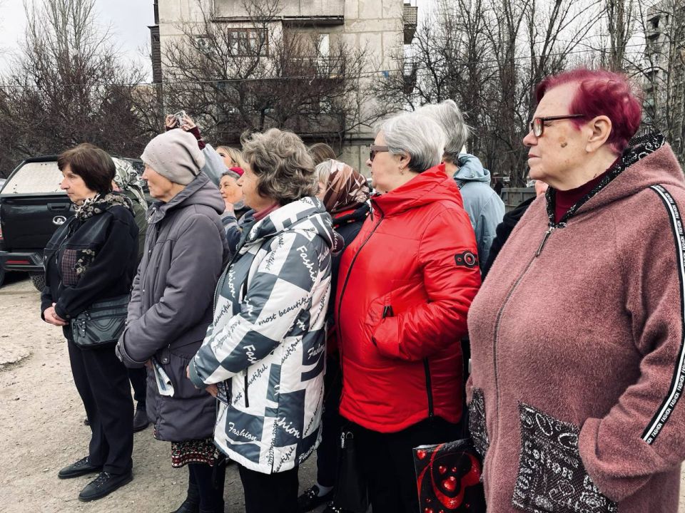 Анна Кондрыкинская: Приехали с коллегами на сход граждан на ул. Коммунистическая в Енакиево Анна Кондрыкинская: Приехали с коллегами на сход граждан на ул. Коммунистическая в Енакиево